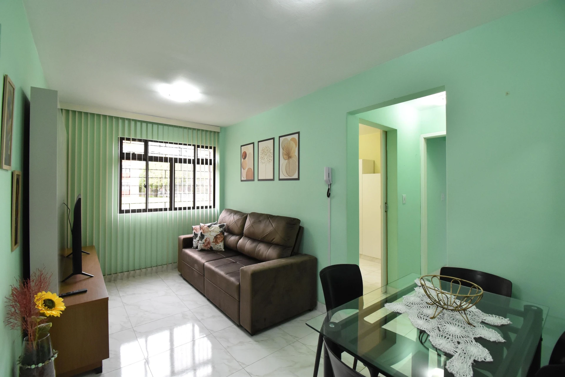 Furnished 2-bedroom apartment with separate kitchen