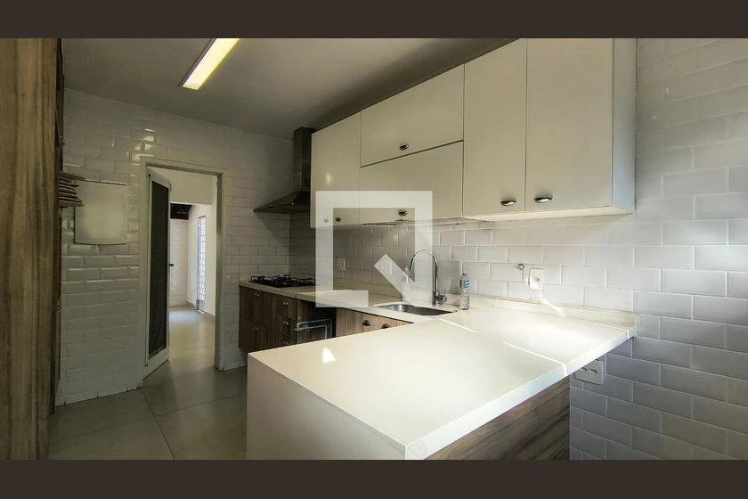 House with 4 bedrooms and a balcony with grill — photo 2