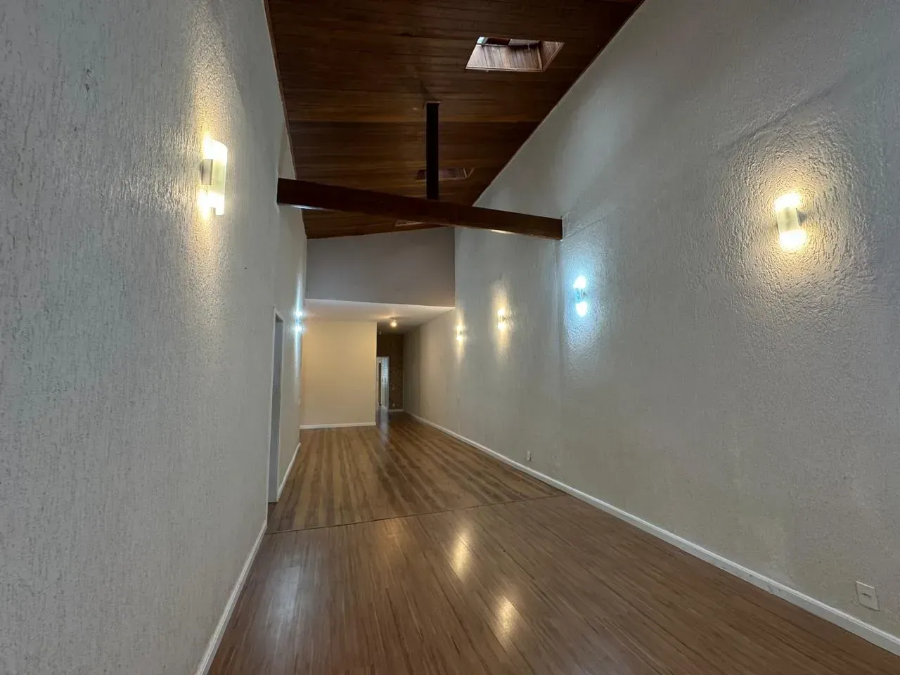 House with 4 bedrooms and 360 m² with open-plan kitchen — photo 17