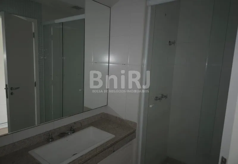 Apartment with 4 bedrooms and a glass balcony — photo 18