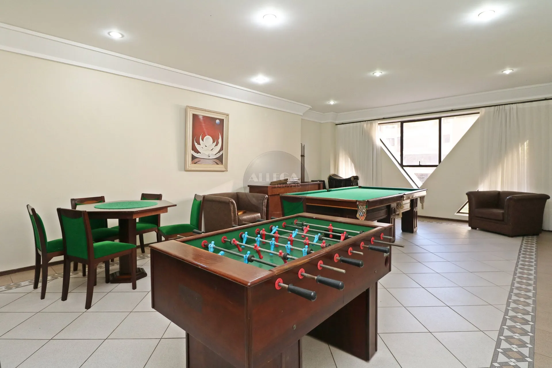 Apartamento com 4 quartos e piso de madeira na sala — photo 58
