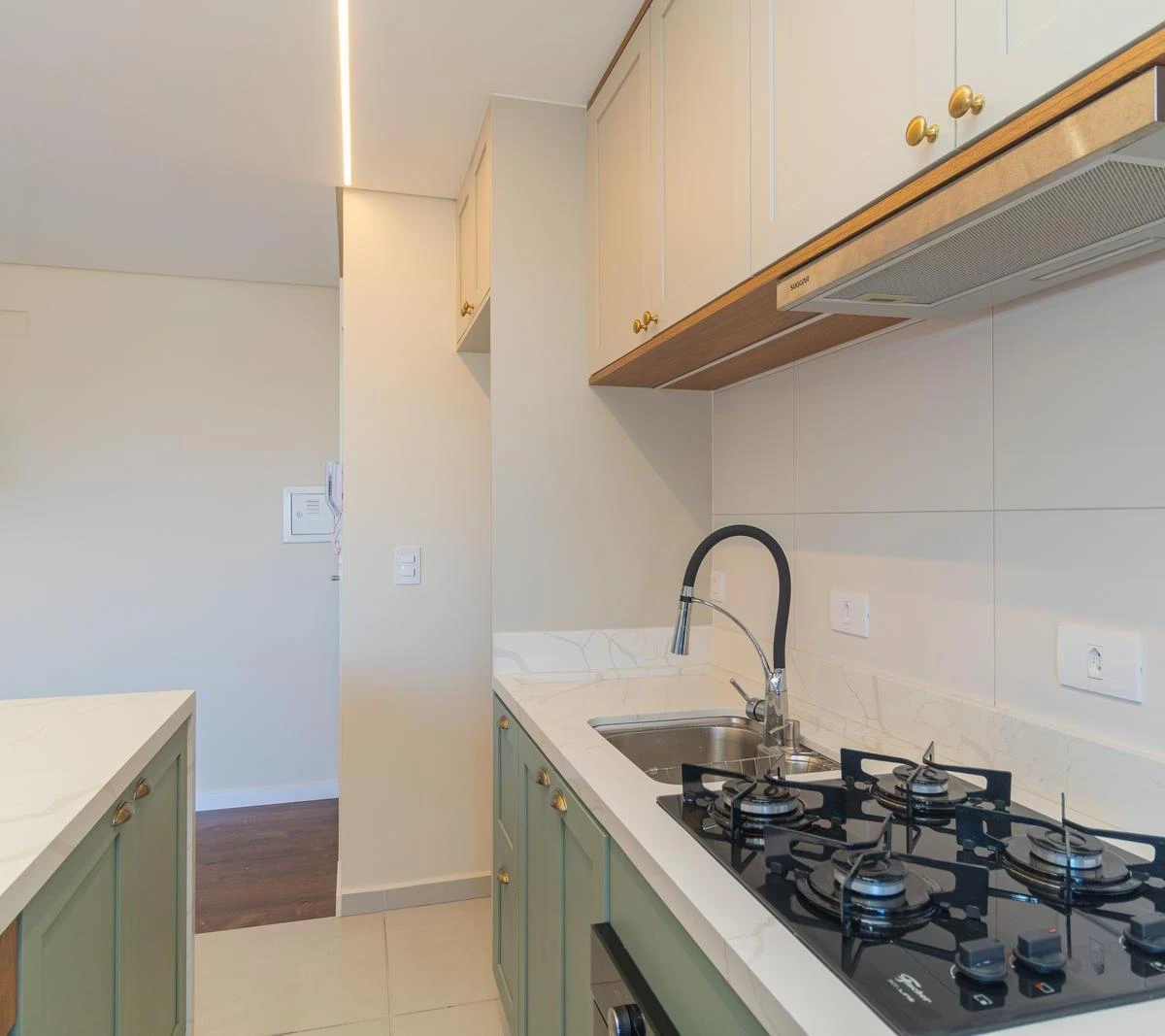 2-bedroom apartment in a building with a gym — photo 2