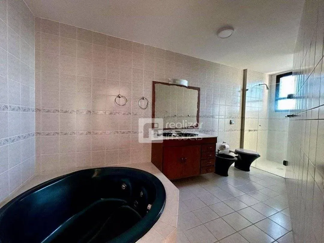 4-bedroom apartment with 3 en-suite baths and 303 m² — photo 18
