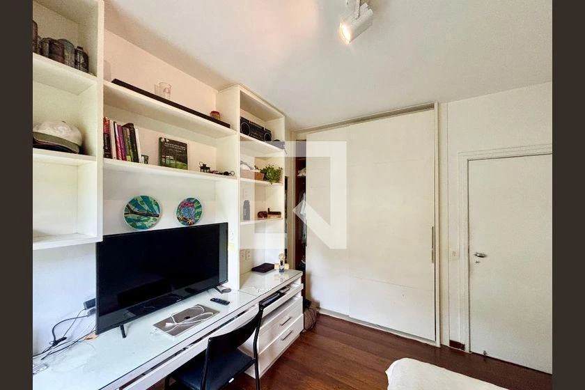 Apartment with 4 bedrooms and an en-suite bathroom — photo 33