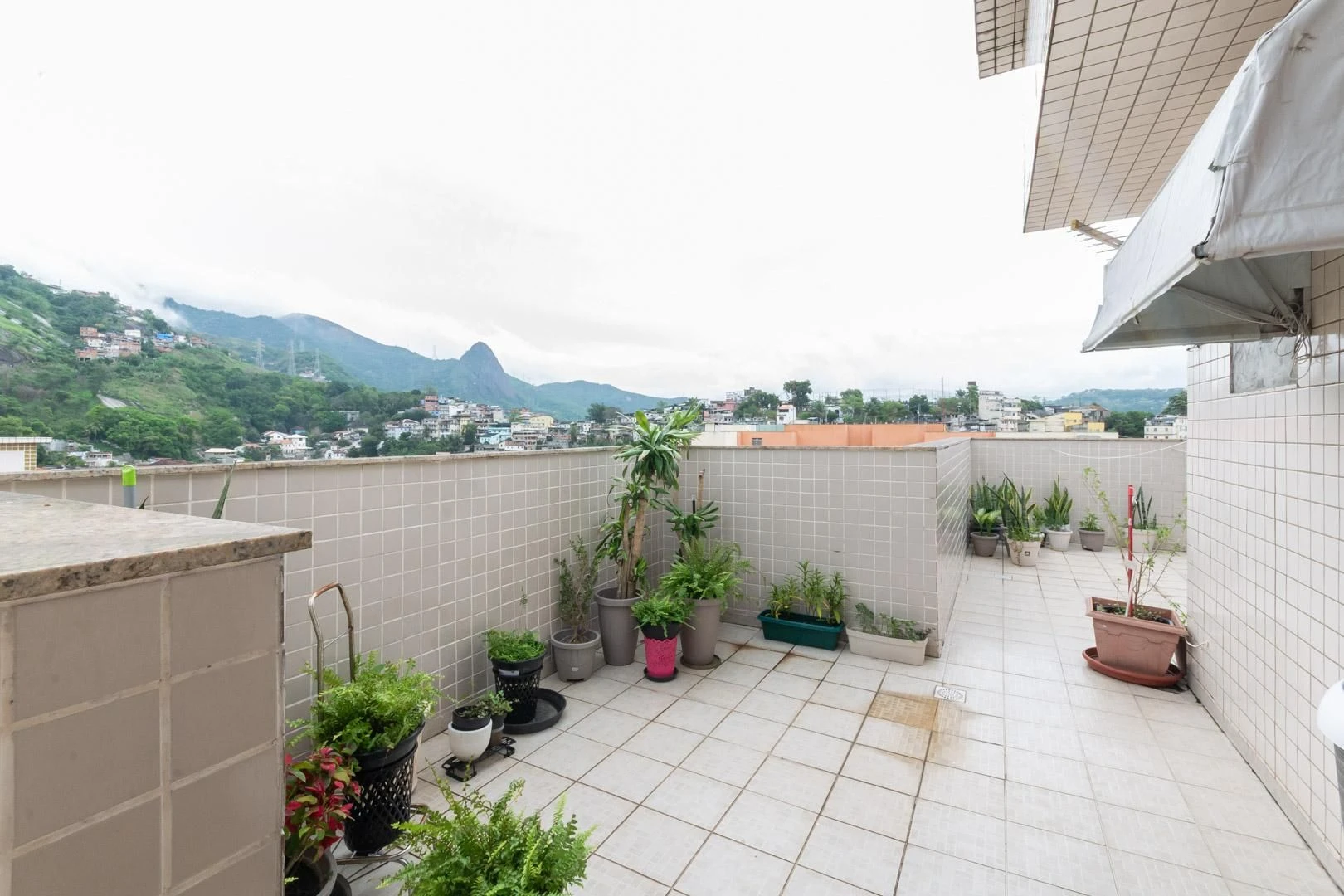 4-bedroom apartment with a mountain view in Rio de Janeiro — photo 40
