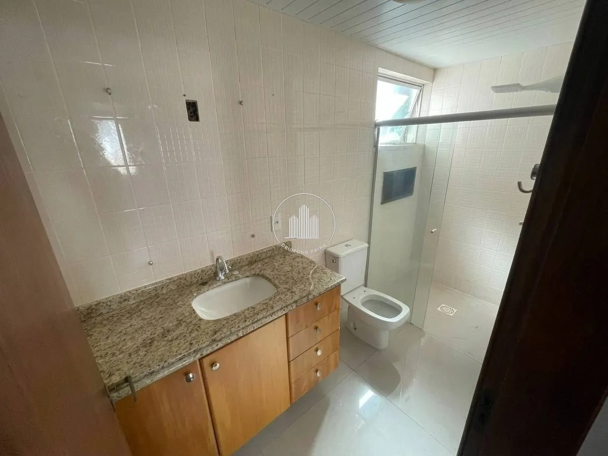 4-bedroom apartment in a building with a pool — photo 14