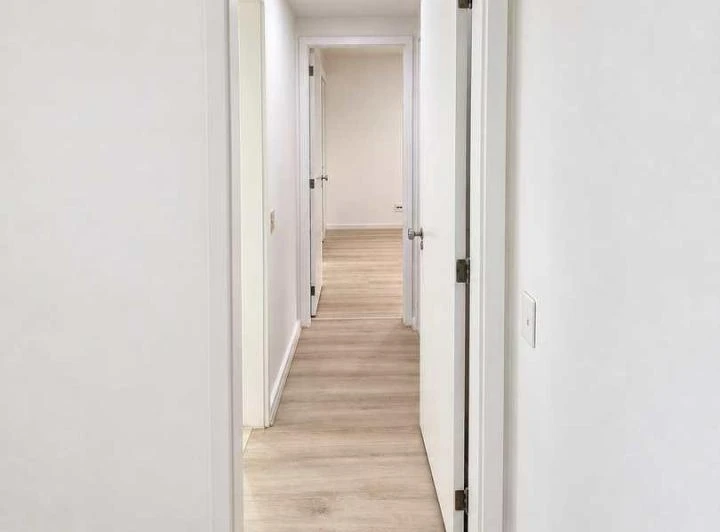 Apartamento de 2 quartos com piso de madeira ou laminado — photo 7