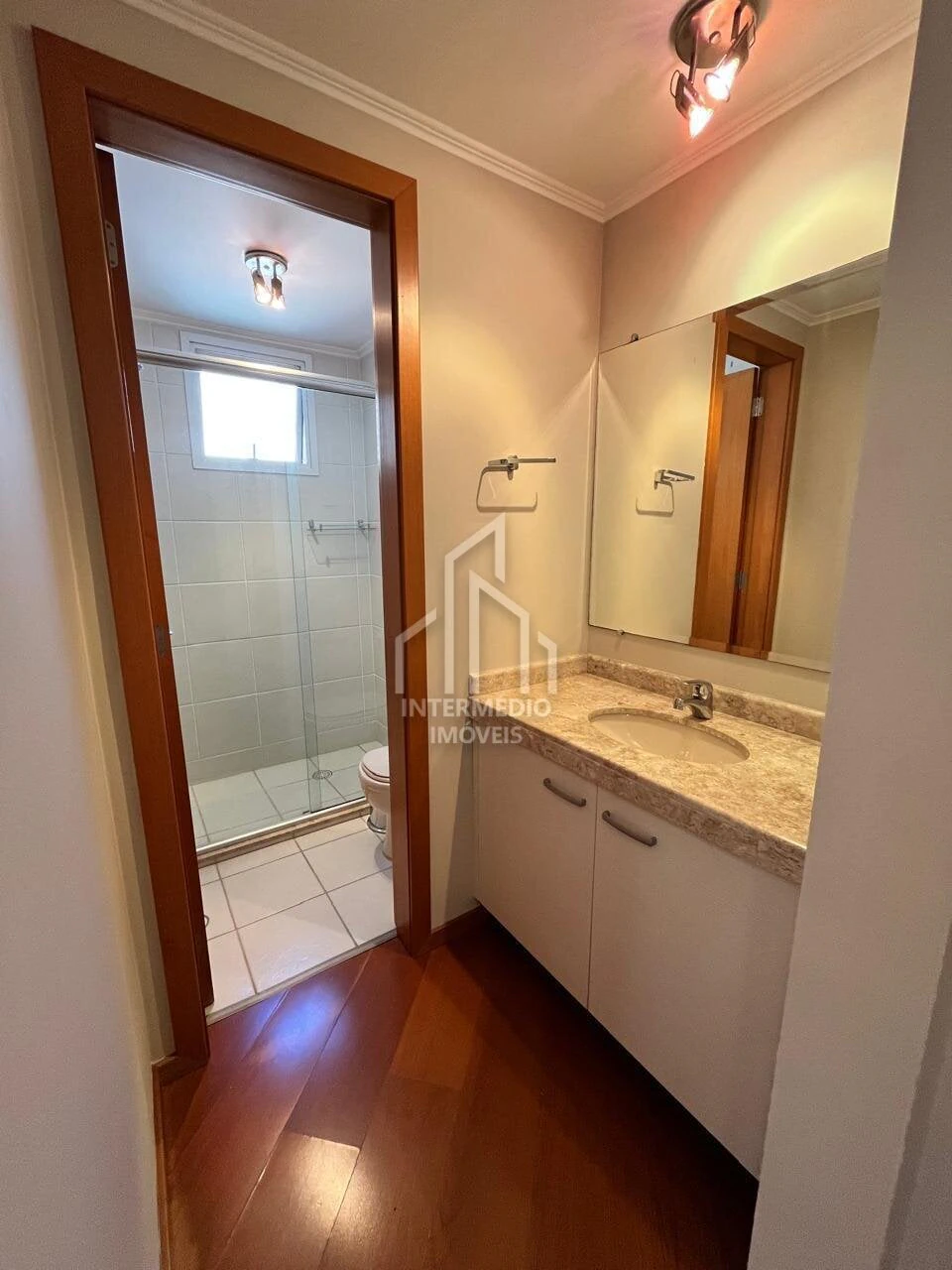Bathtub in a 3-bedroom apartment, 145 m² — photo 15