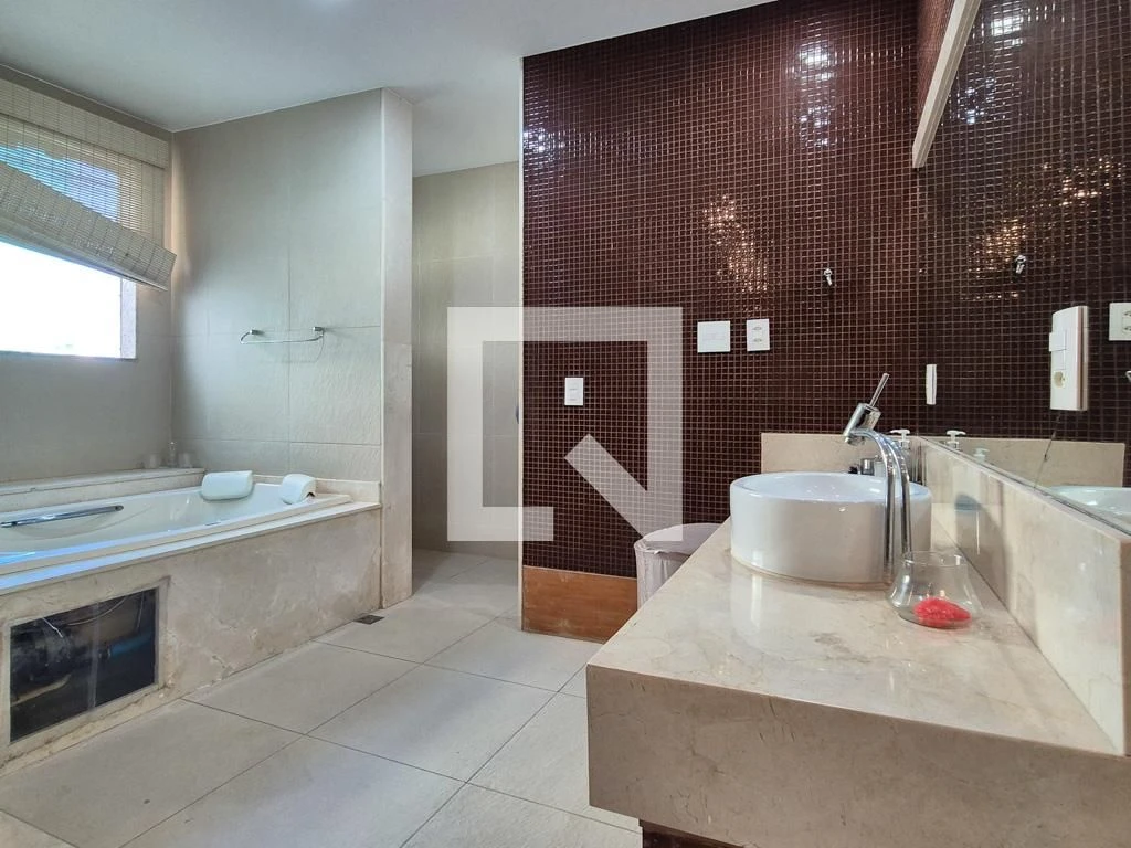 Furnished apartment with 5 en-suite bedrooms and terrace — photo 72