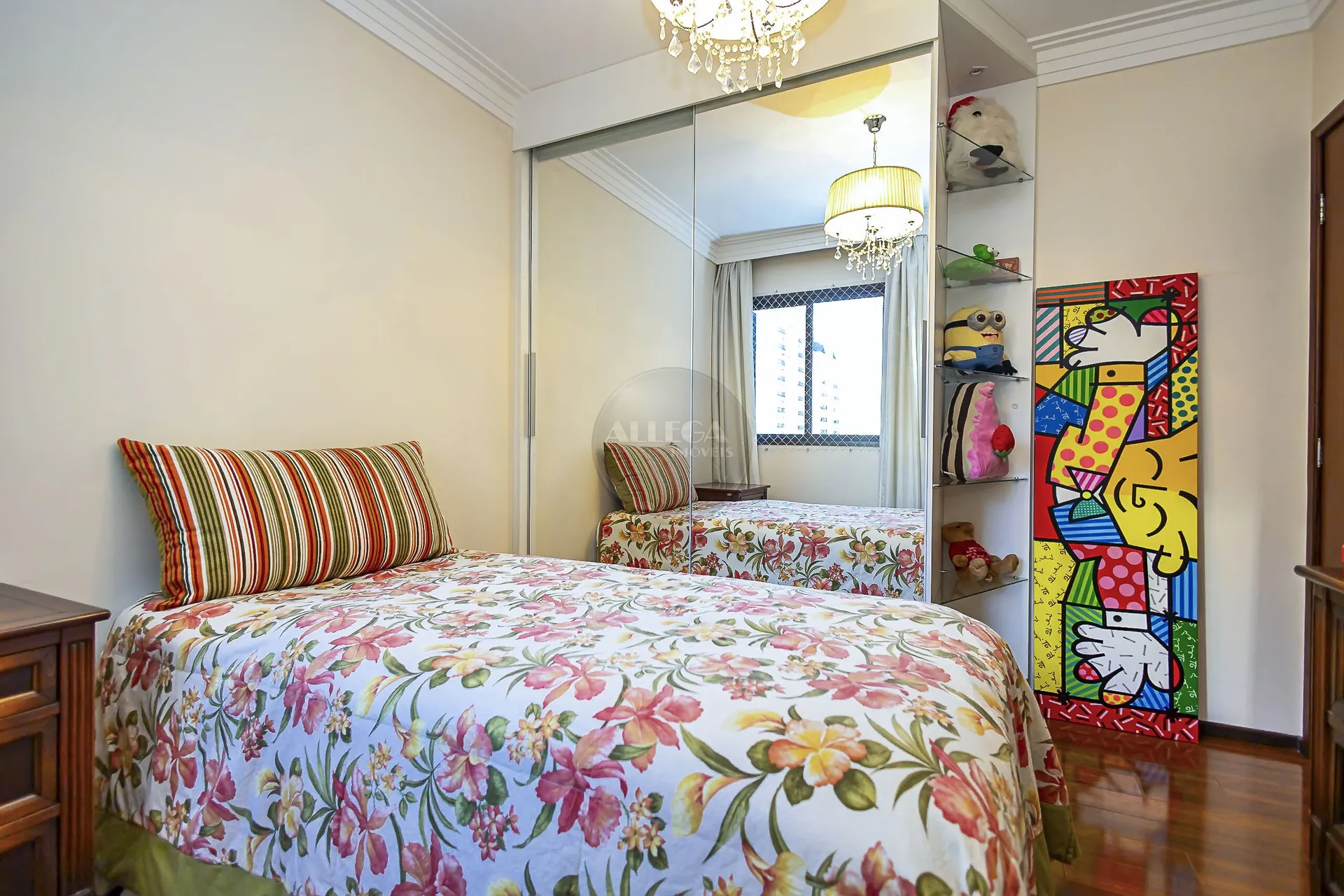 Apartamento com 4 quartos e piso de madeira na sala — photo 31
