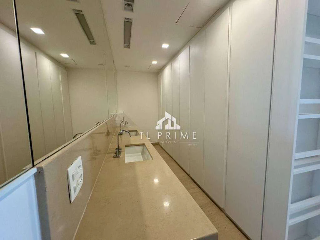 Furnished 1-bedroom apartment with an enclosed balcony — photo 24