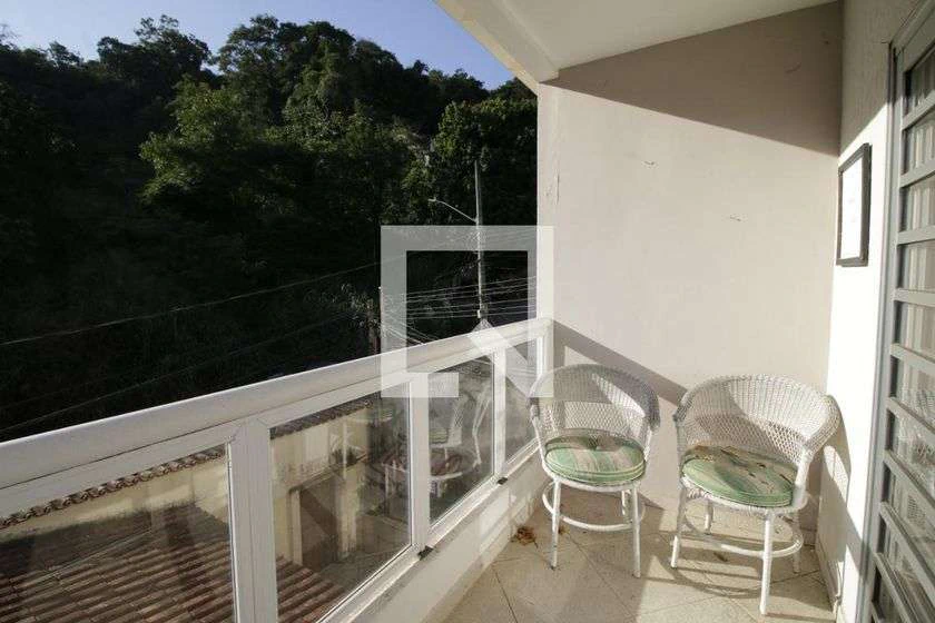 Casa de 381 m² com 7 quartos, 4 banheiros e jardim
