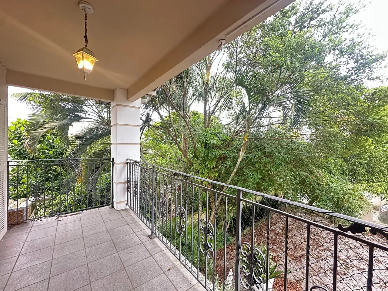 Casa de 320 m² com janelas do piso ao teto e lareira — photo 38