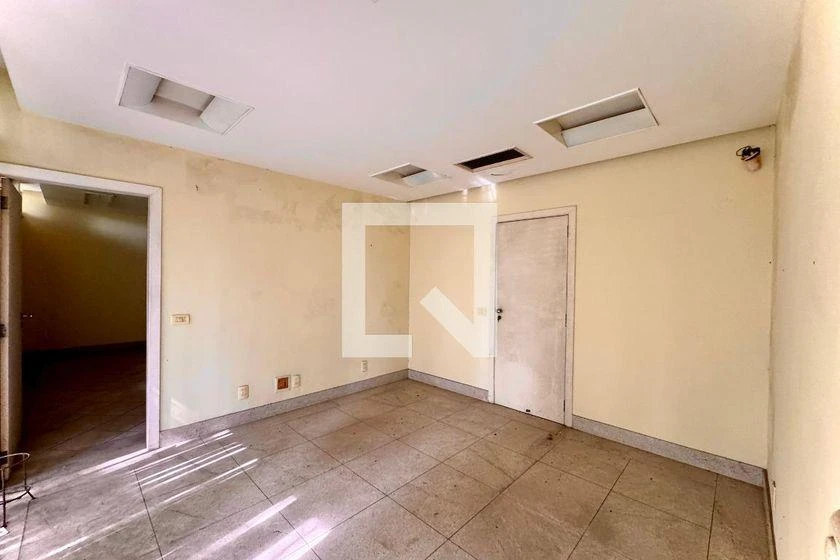 Застеклённый балкон и 3 спальни: дом 861 м² — photo 21