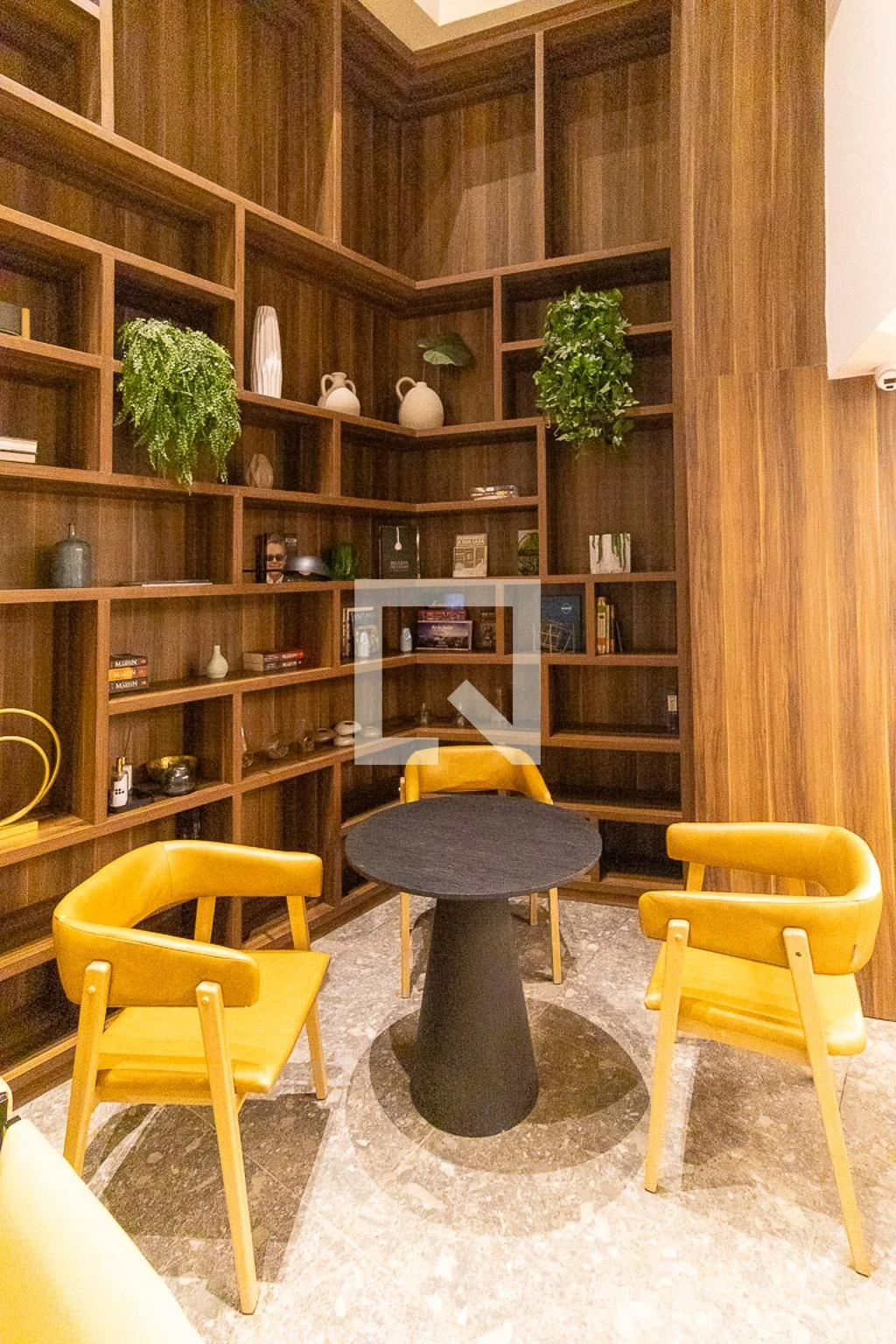 Furnished apartment, 32 m², with floor-to-ceiling windows