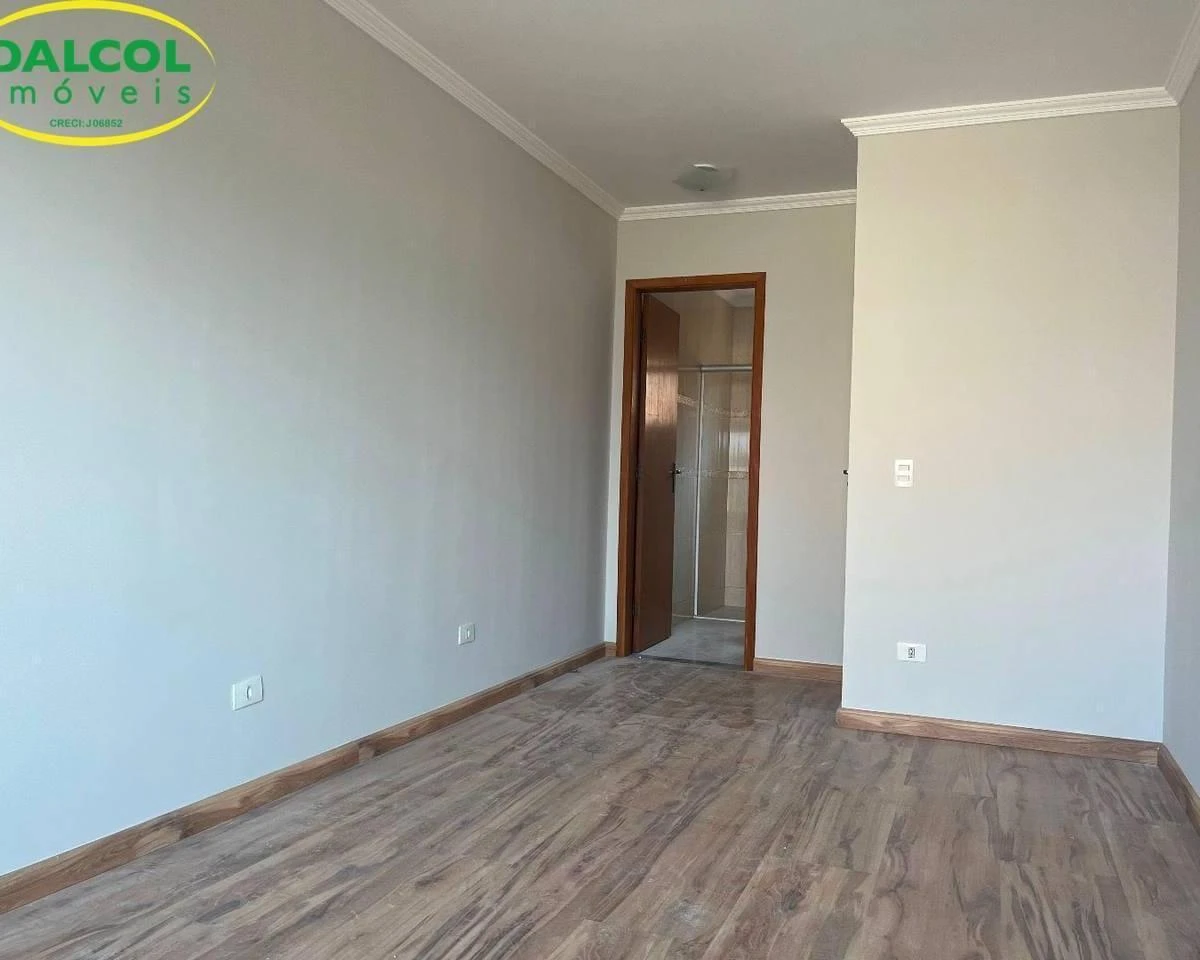 3-bedroom house with wood or laminate floors — photo 27