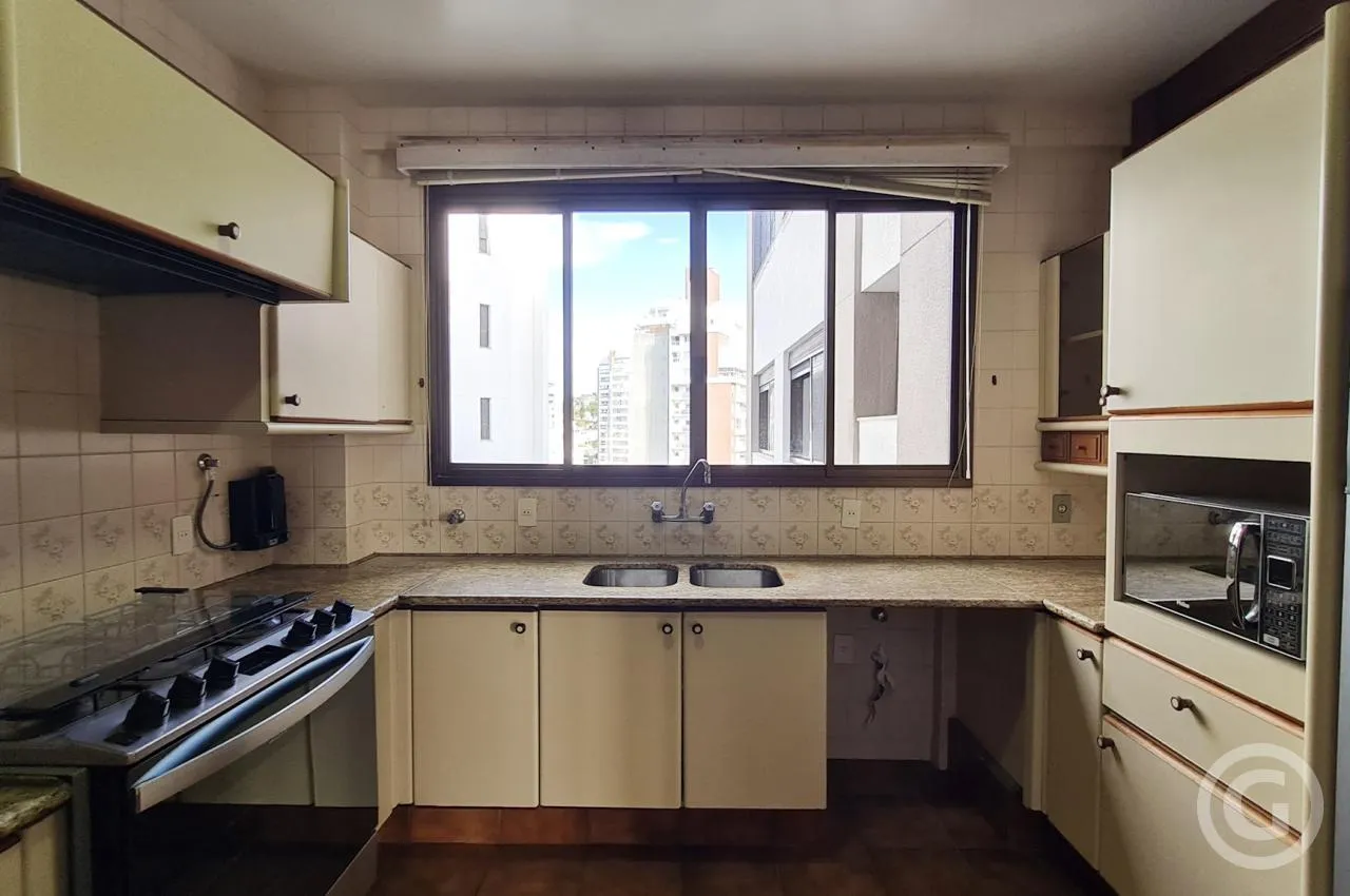 3-bedroom apartment with floor-to-ceiling windows — photo 2