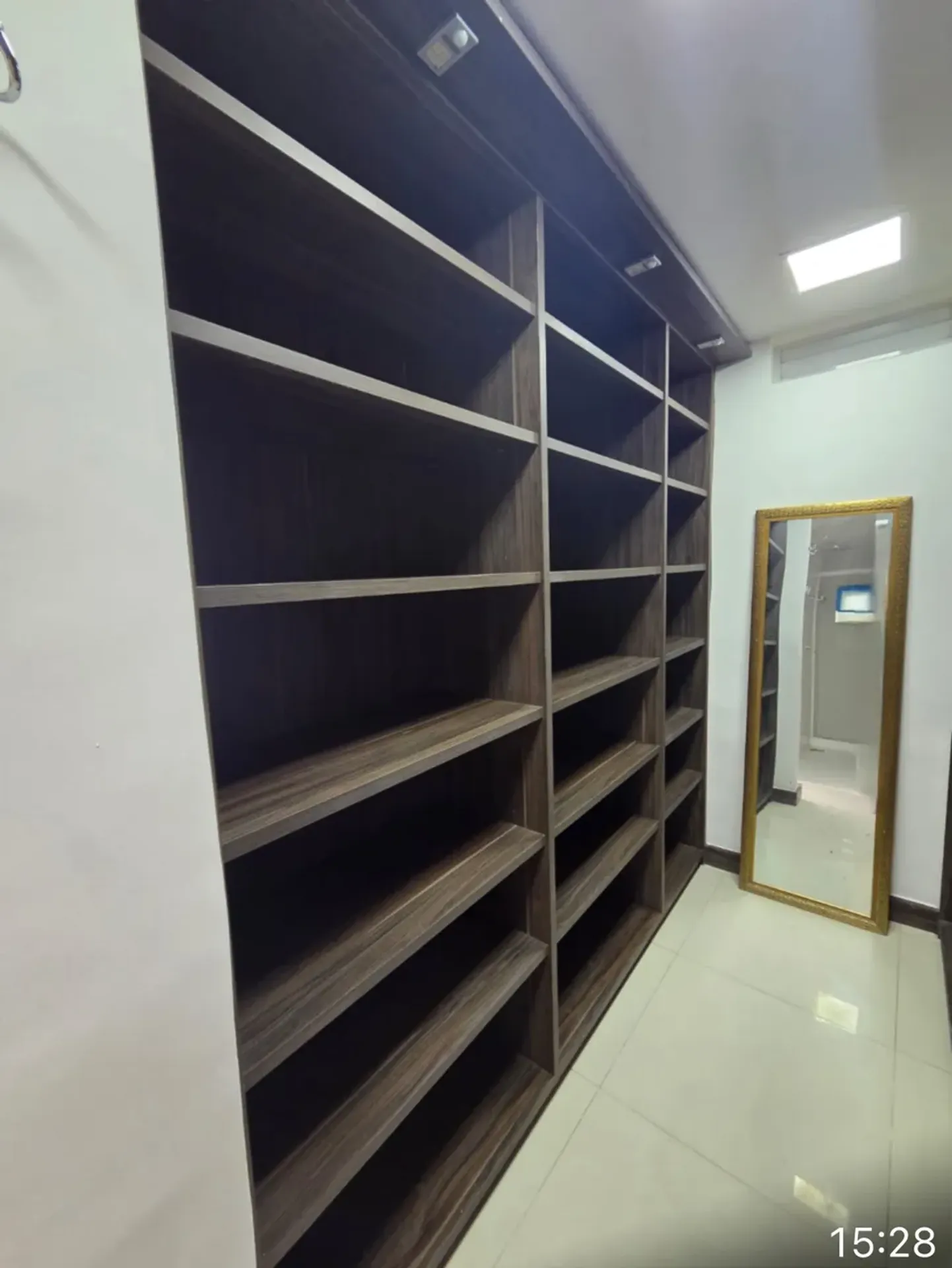 Unfurnished 3-bedroom apartment with terrace views — photo 29