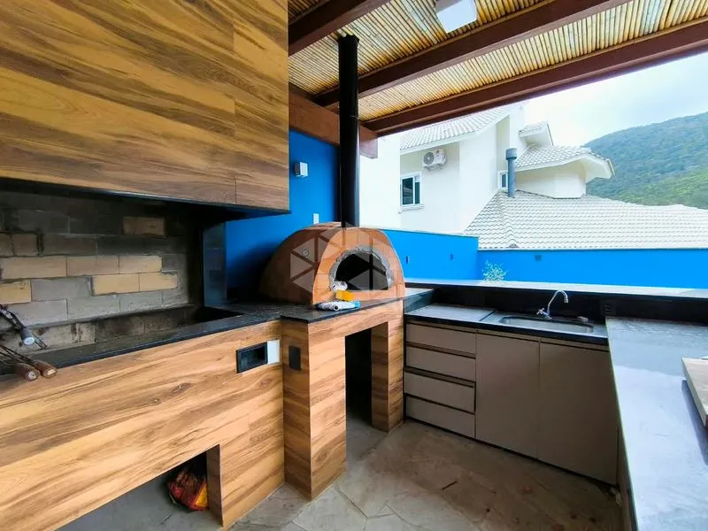 4-bedroom house with floor-to-ceiling windows — photo 55