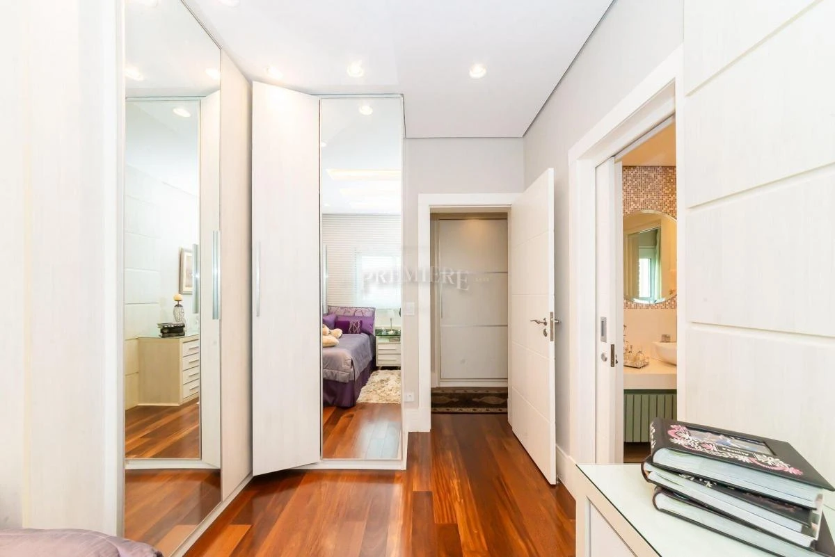 Apartment with 4 bedrooms and 5 baths, with a balcony — photo 23
