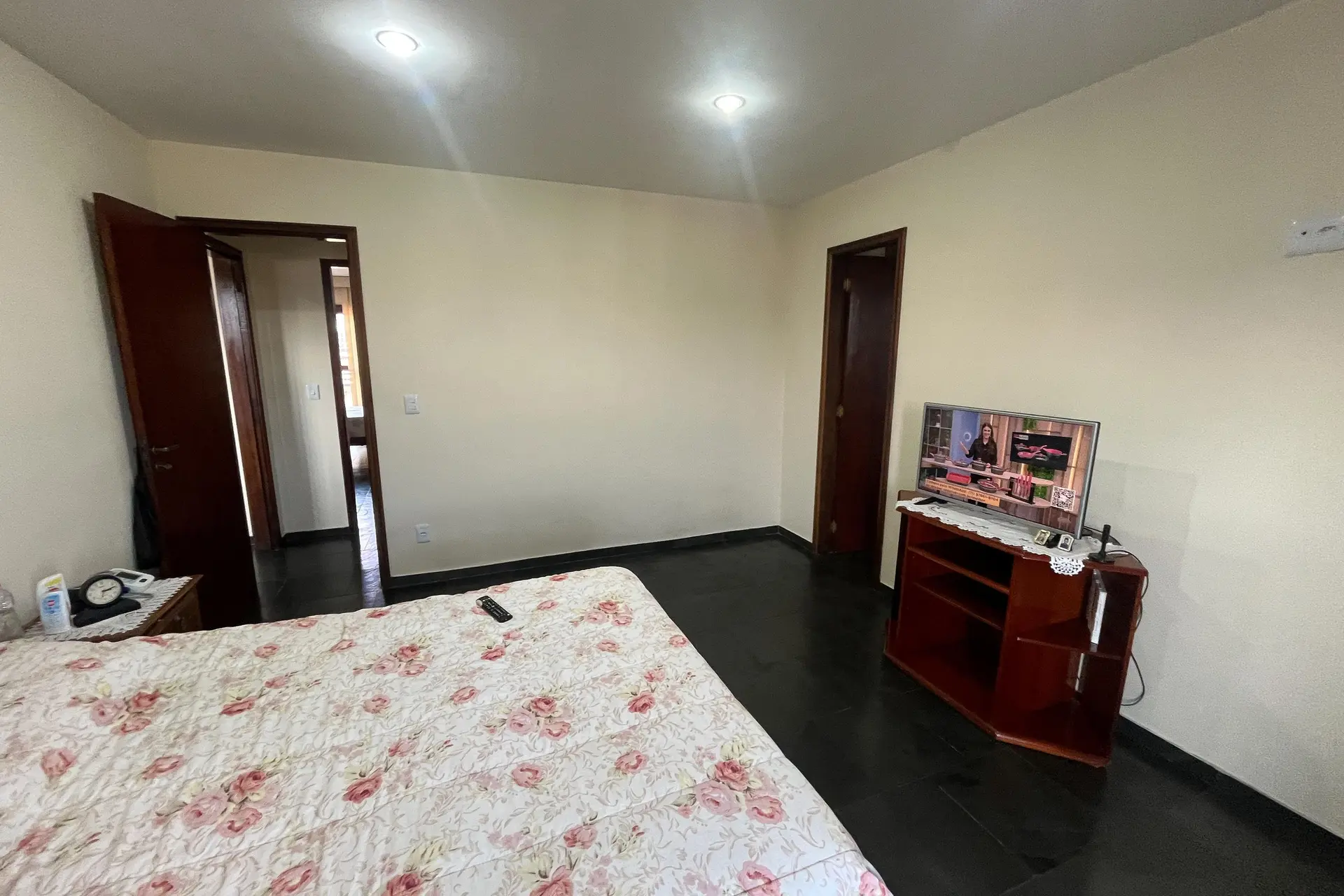 Furnished 3-bedroom apartment with laundry area — photo 37