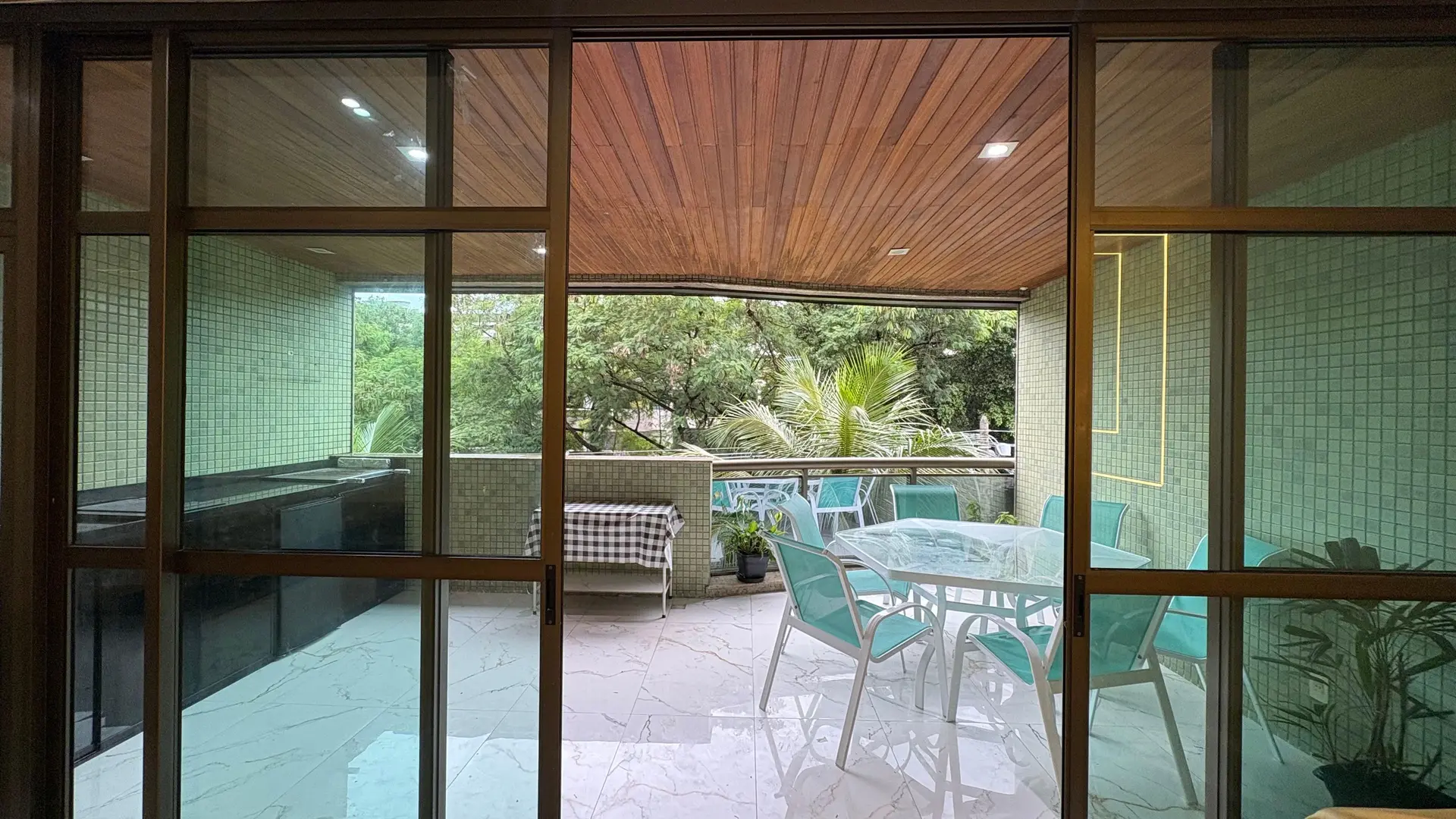 Glass-enclosed balcony in a 3-bedroom apartment, 120 m² — photo 24