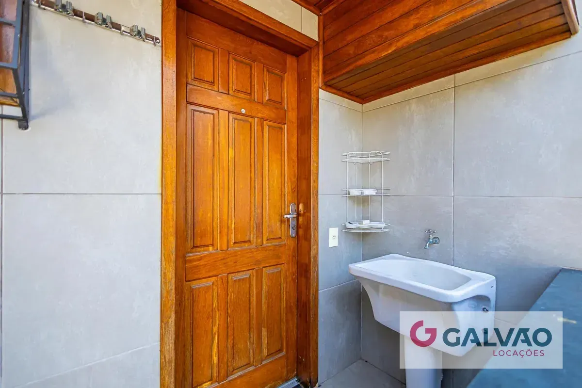 Casa sin amueblar con 3 dormitorios, cocina cerrada y balcón — photo 55