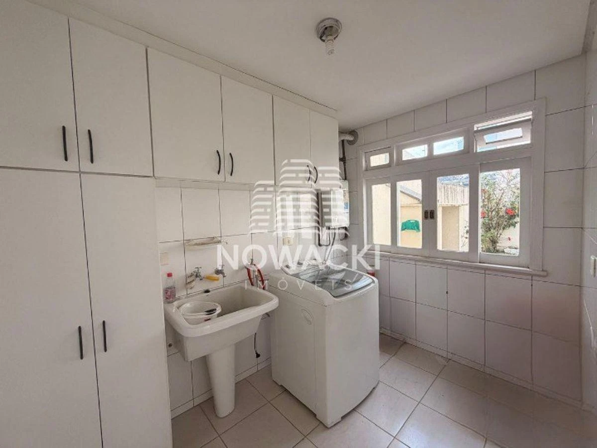 318 m² house with a bathtub and a home office — photo 16