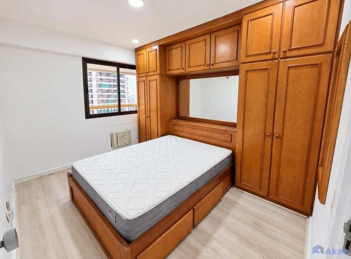Apartamento de 2 quartos com piso de madeira ou laminado — photo 2