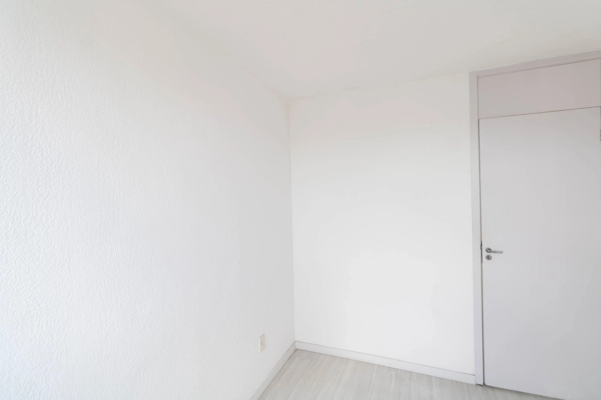 2-bedroom apartment with 1 bathroom, no parking — photo 32