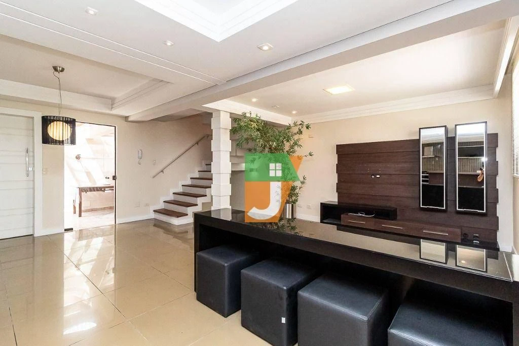 Casa de 280 m² com espaço de home office e banheira
