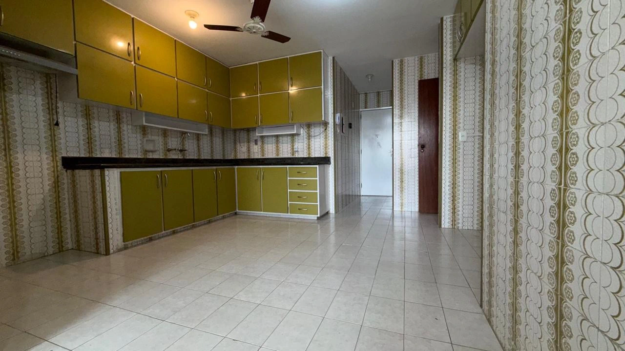 Wood or laminate floors in a 3-bedroom apartment, 157 m² — photo 2