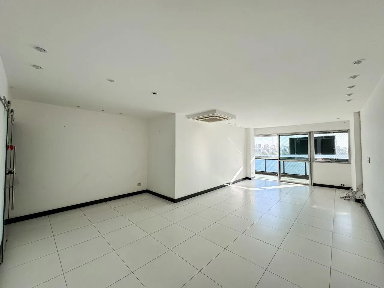 4-bedroom rental apartment with 160 m² and 3 baths — photo 2