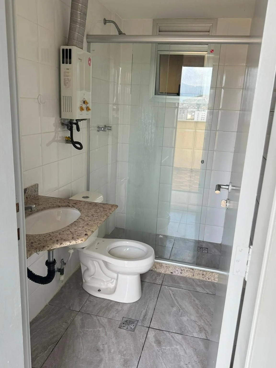 Apartment with 3 bedrooms and 4 bathrooms, balcony sink — photo 2