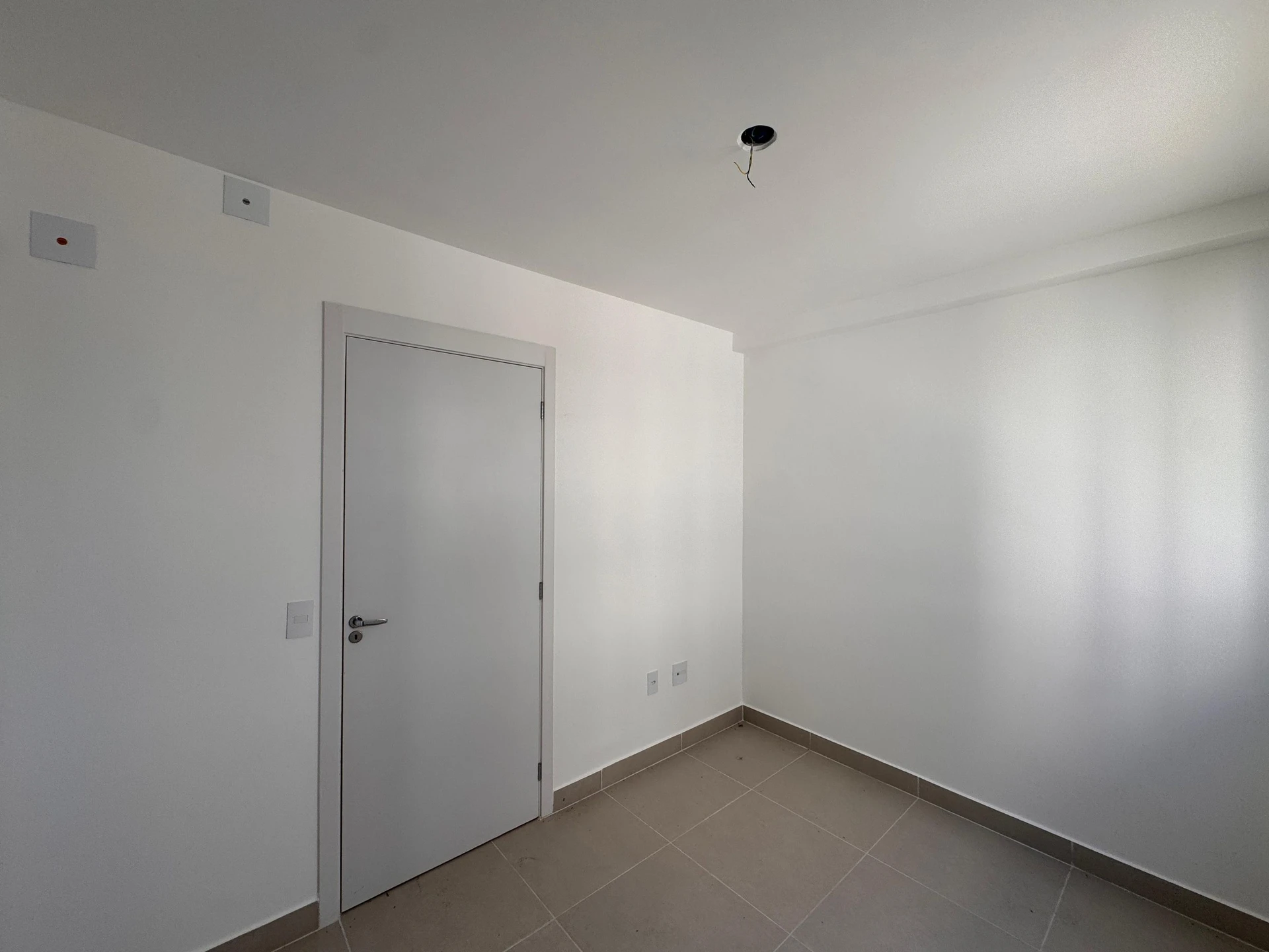 Unfurnished 2-bedroom apartment with parking and balcony — photo 7