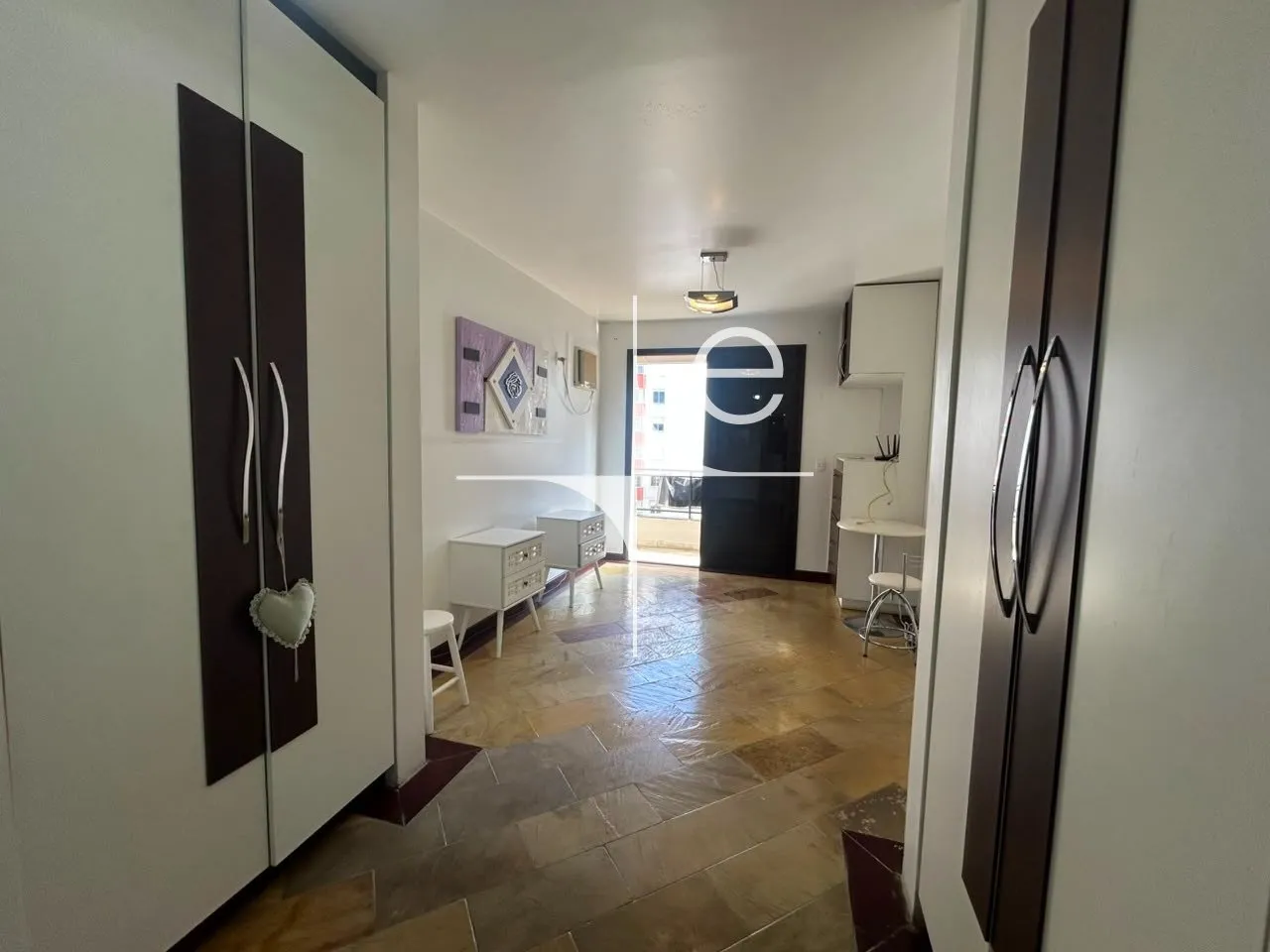254 m² apartment with a walk-in closet and a home office — photo 5