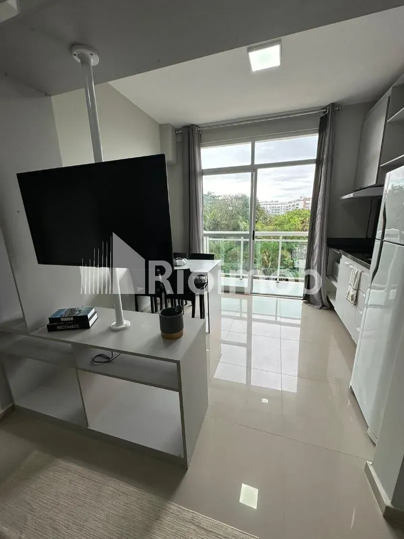 One-bedroom apartment in a building with a pool