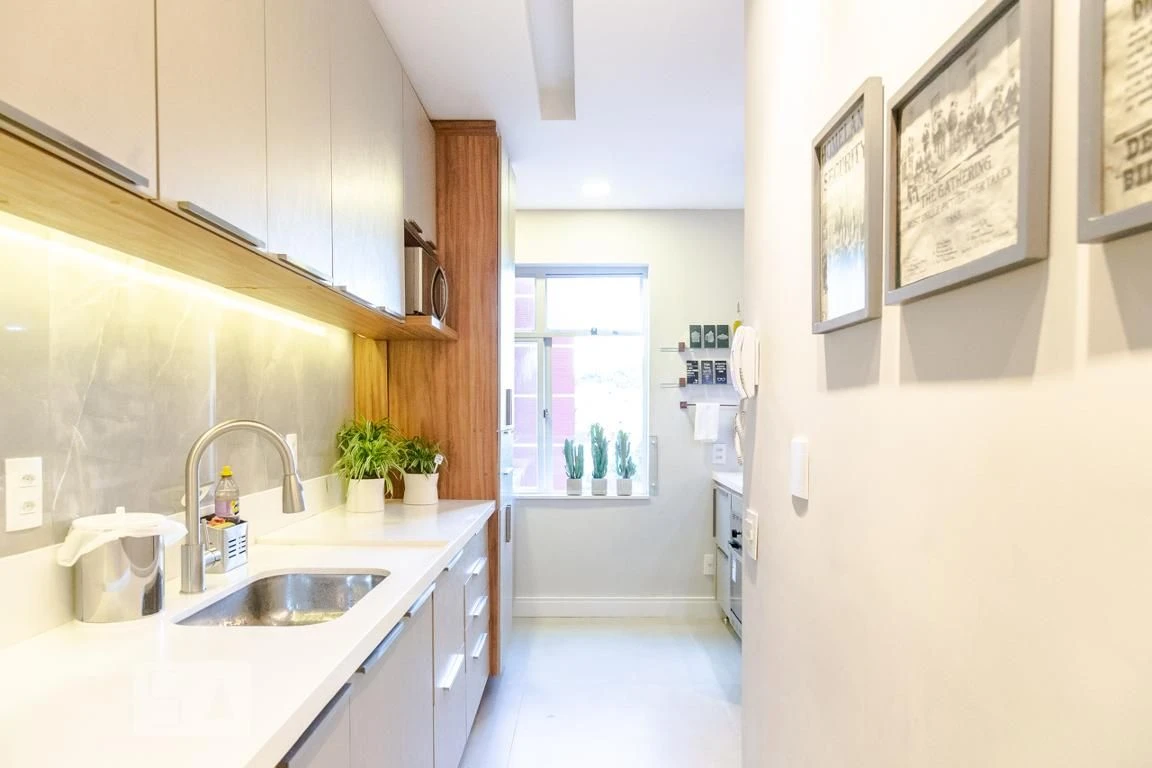 Furnished 2-bedroom apartment with a glassed-in balcony — photo 18