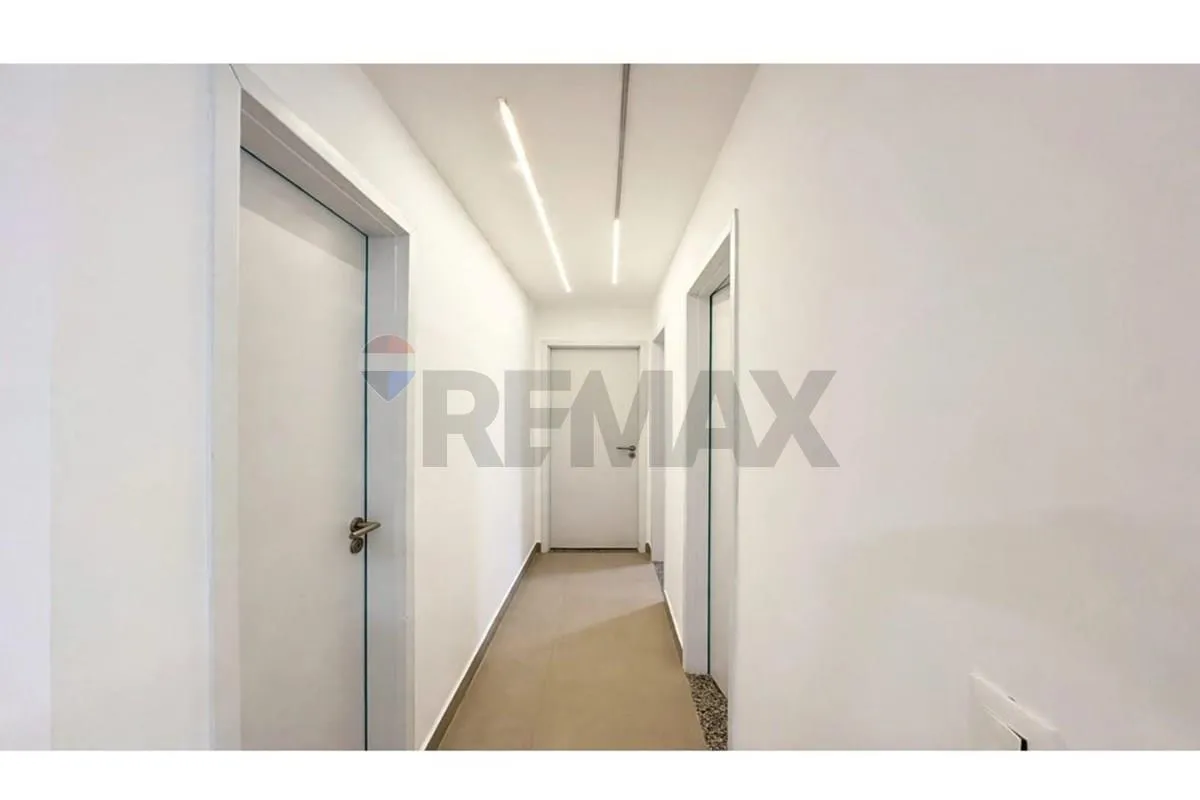 Glass-enclosed balcony in a 3-bedroom apartment, 119 m² — photo 16