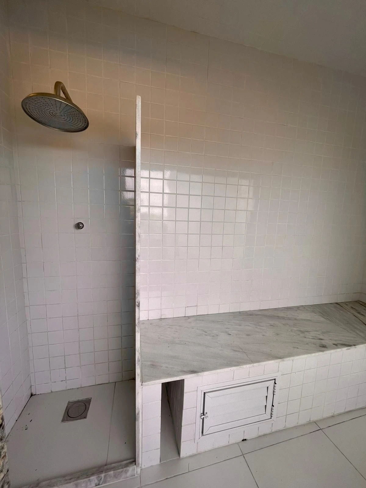 4-bedroom apartment with a grill on the balcony — photo 55