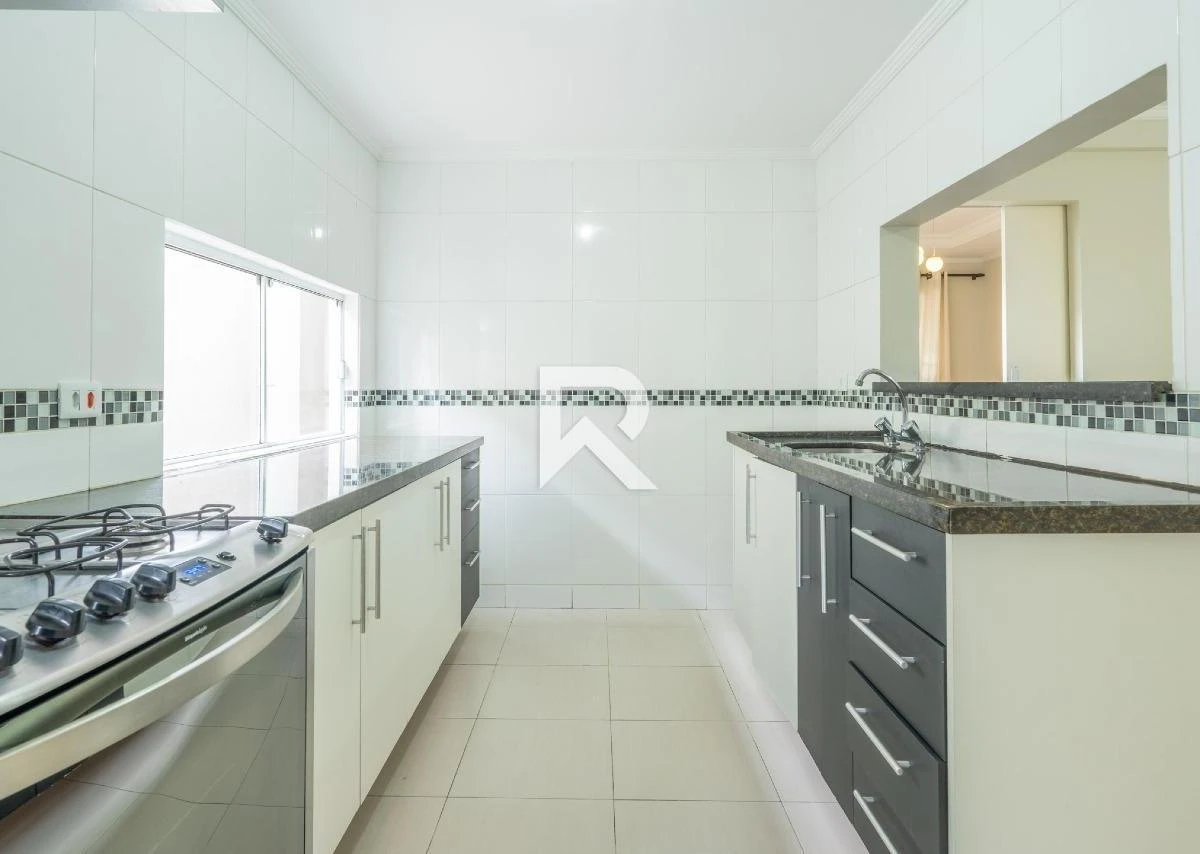 250 m² house with a walk-in closet and a bathtub — photo 7