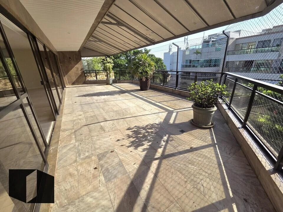 250 m² apartment with 4 bedrooms and 2 parking spaces — photo 14