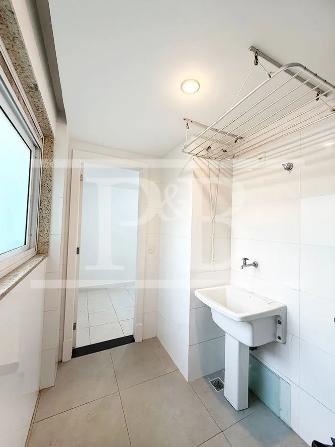 4-bedroom 300 m² apartment with a balcony — photo 32