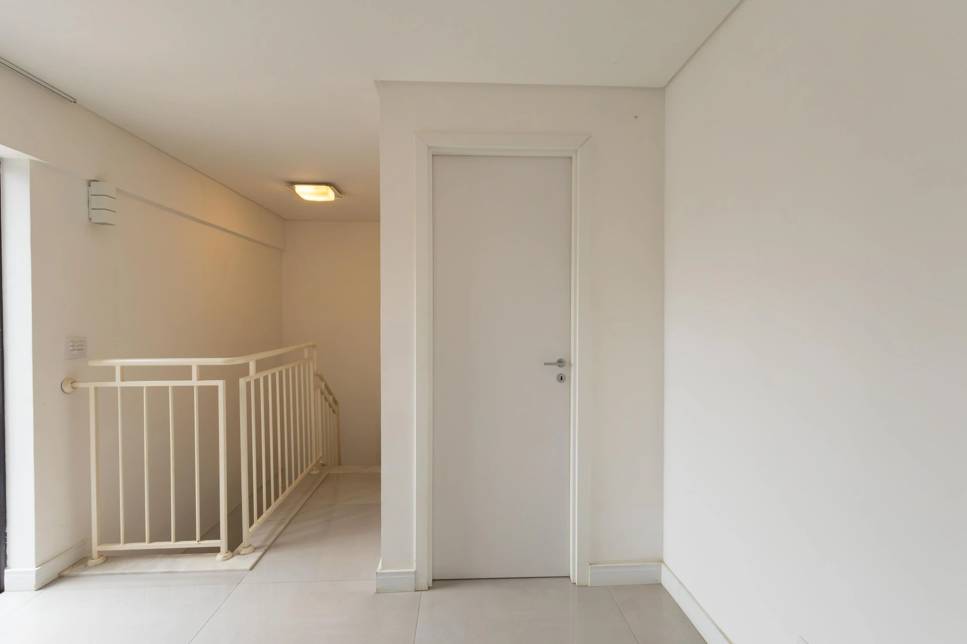 2-bedroom apartment with a glass-enclosed balcony — photo 4