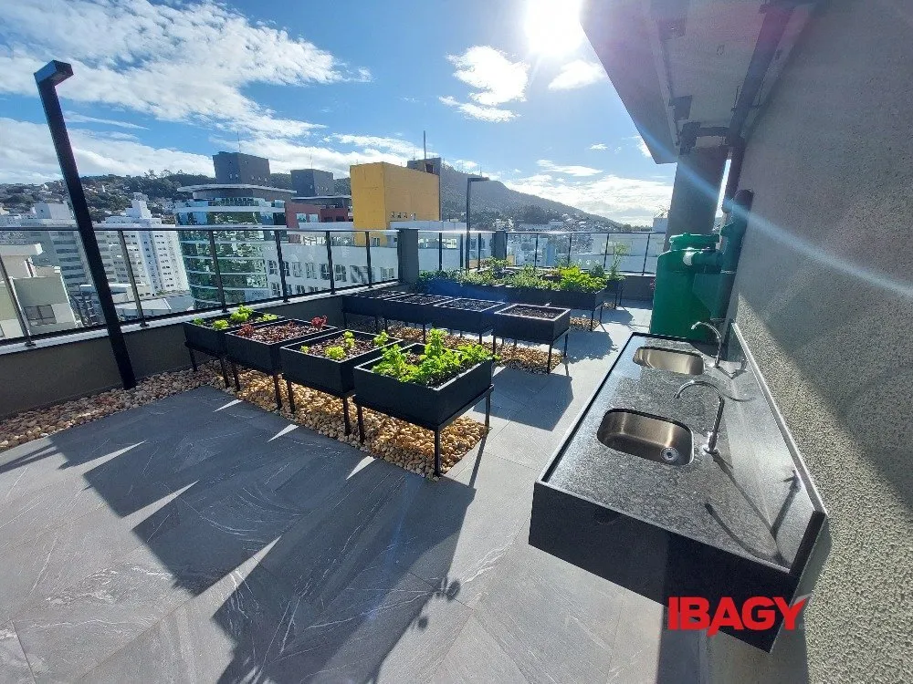 Furnished studio with a glass-enclosed balcony — photo 9