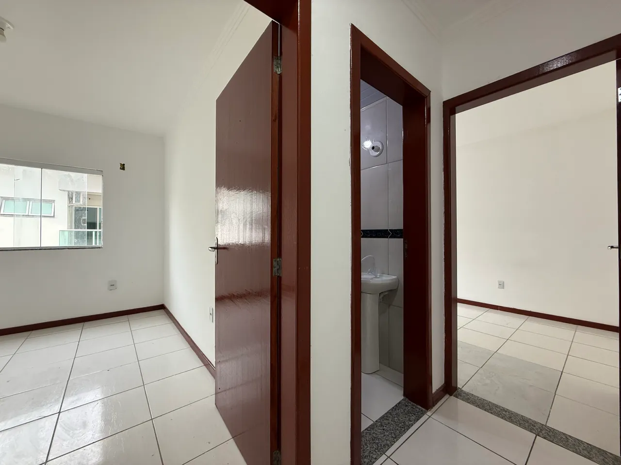 Apartamento sem mobília com 2 dormitórios e vaga