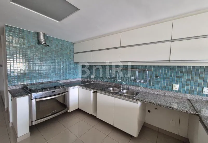 Apartment with 4 bedrooms and a glass balcony — photo 42