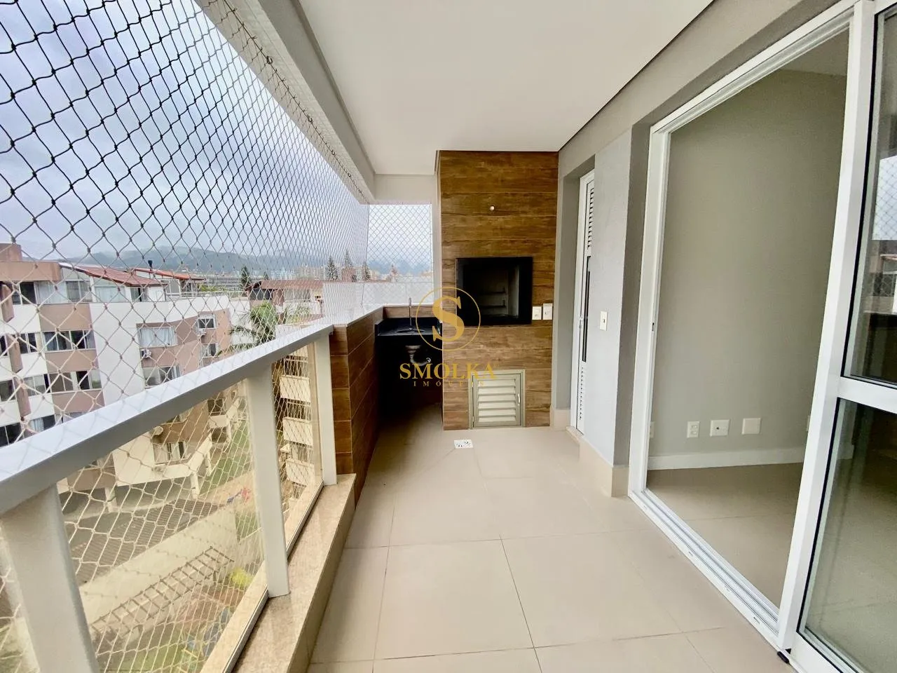Balcony with a grill in a 2-bedroom apartment, 75 m² — photo 13