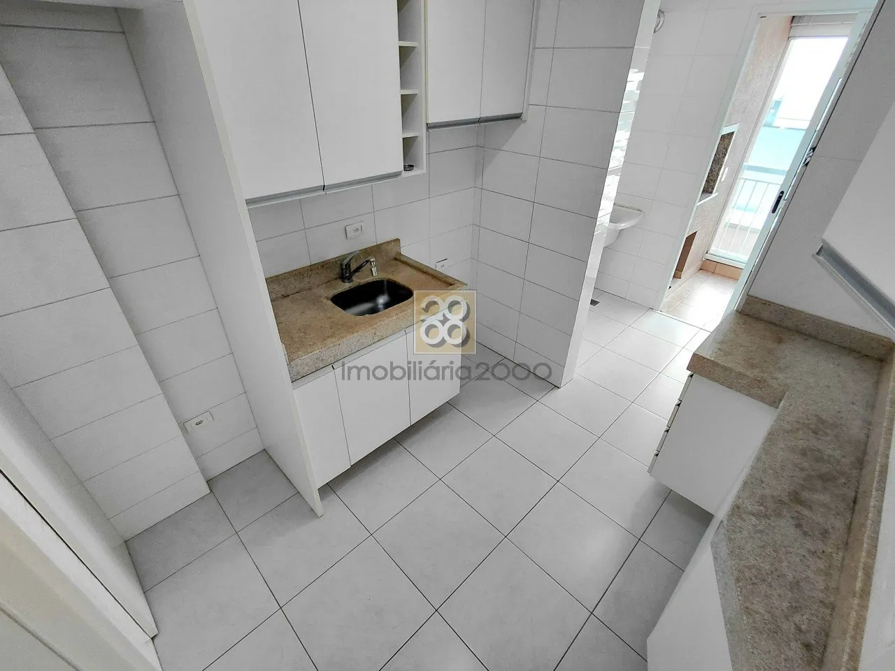 Balcony with a grill in a 2-bedroom apartment, 67 m² — photo 2