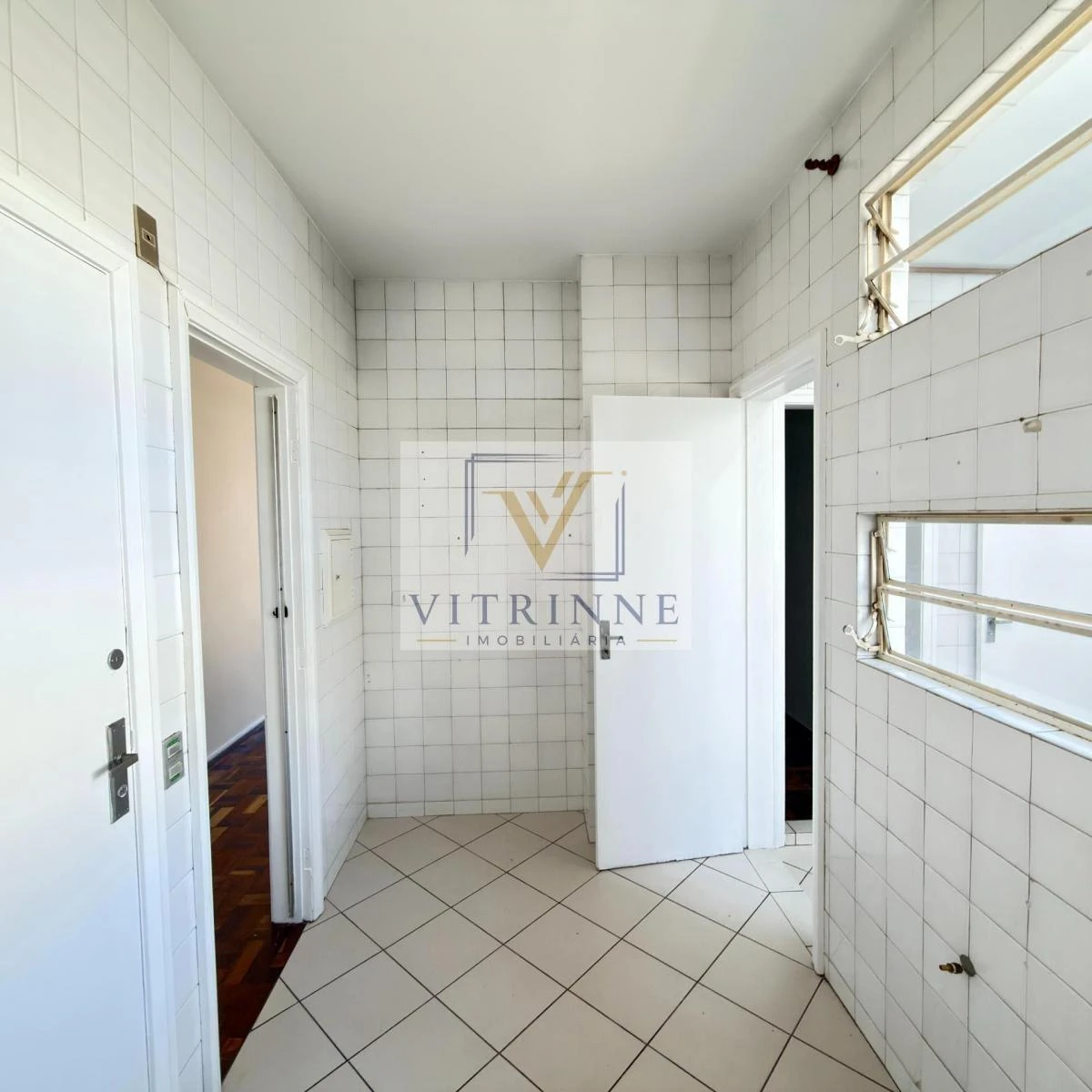 3-bedroom apartment with wood or laminate floors in Curitiba — photo 17